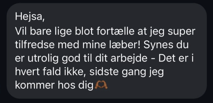 Kunde giver positivt feedback efter at have fået lavet læber